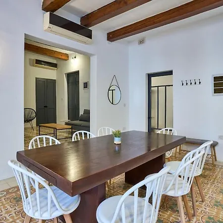 Apartment 3-bedroom - 3min To Seafront - High Speed Wifi