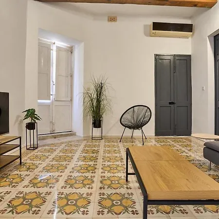 Apartment 3-bedroom - 3min To Seafront - High Speed Wifi