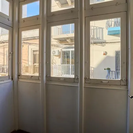 Apartment 3-bedroom - 3min To Seafront - High Speed Wifi